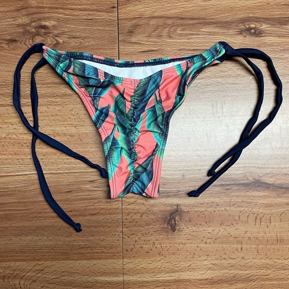 Leaf Bikini Set - Picture 3 of 7